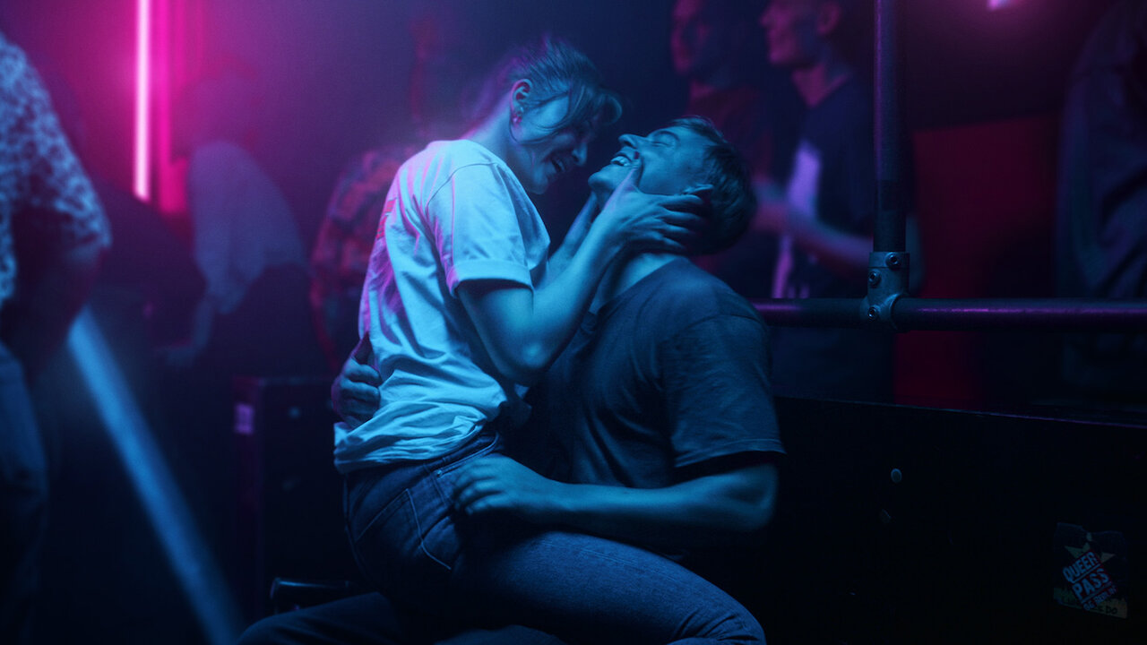 Dennis Mojen Et Lisa Vicari En Couple Isi & Ossi | Site officiel de Netflix